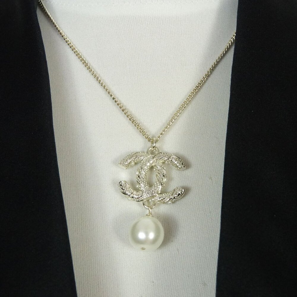 Mint Authentic Chanel CC Logo Faux Pearls Textured Silver Pendant Necklace